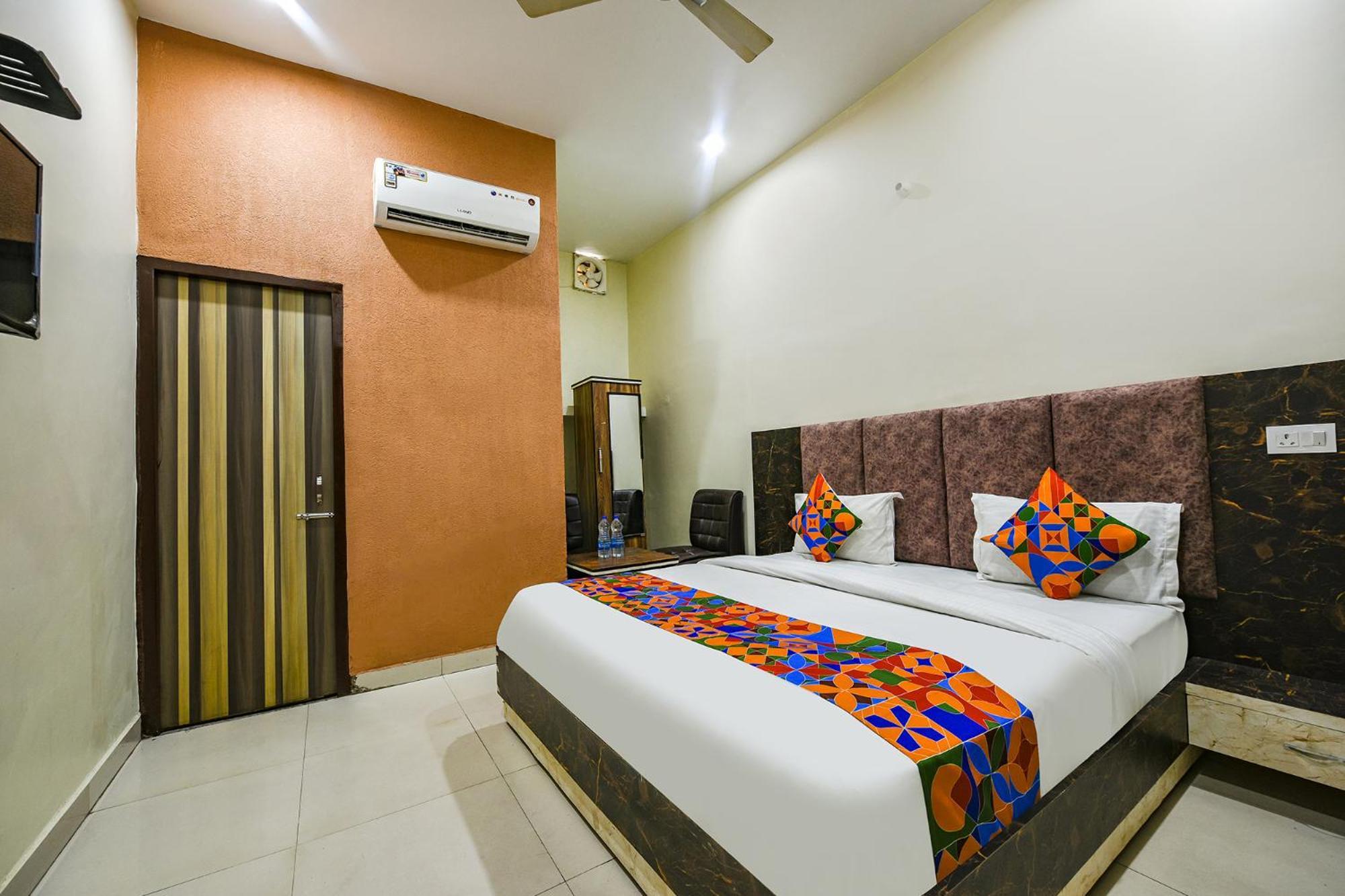 Hotel Fabexpress Galaxy Nayagaon Esterno foto